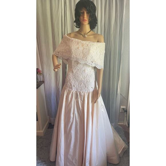 Vintage ILGWU Pink Lace Off-Shoulder Formal Gown - Picture 4 of 17